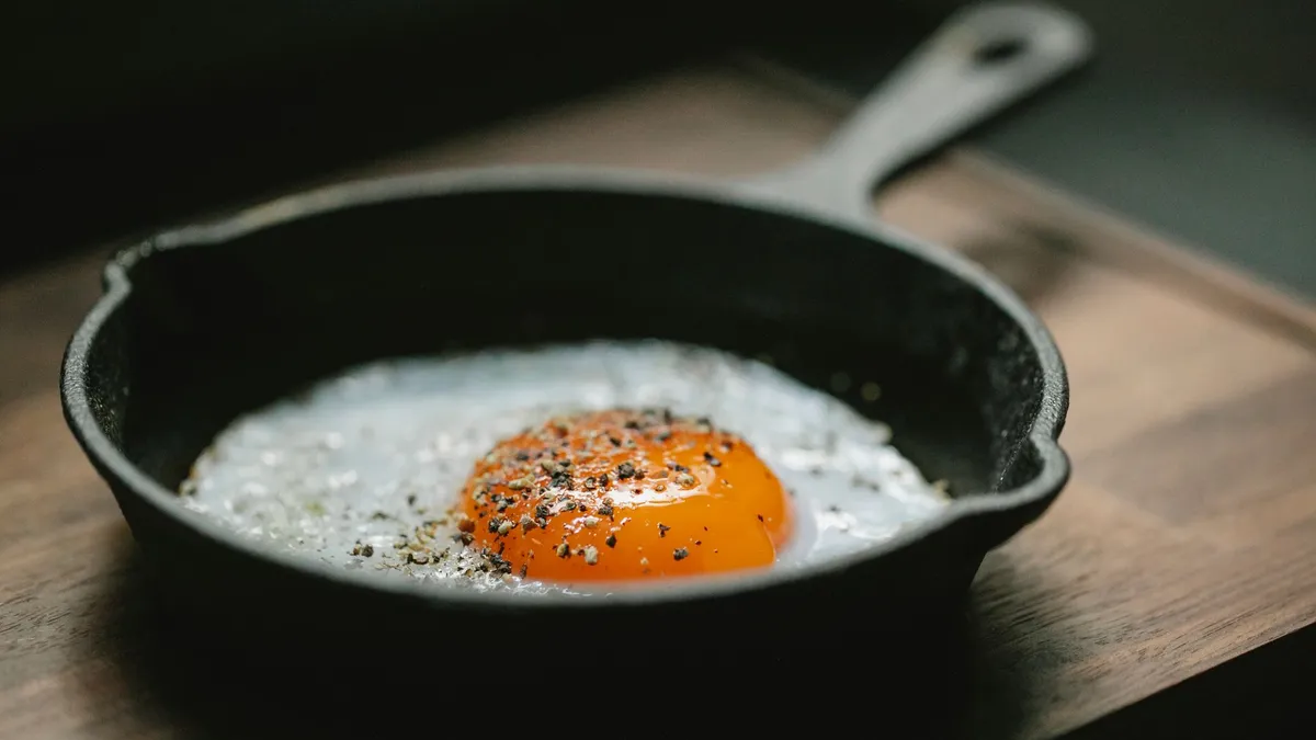A high-protein breakfast of eggs and vegetables that keeps hunger away for longer