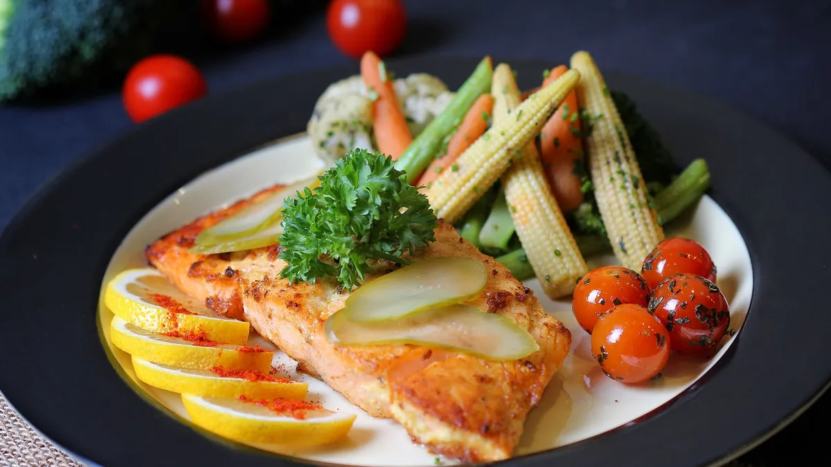 A balanced plate with grilled chicken, wholegrains and colourful vegetables
