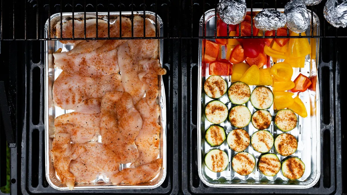 Une assiette de poulet grillé avec des légumes rôtis occupant la moitié de l’assiette